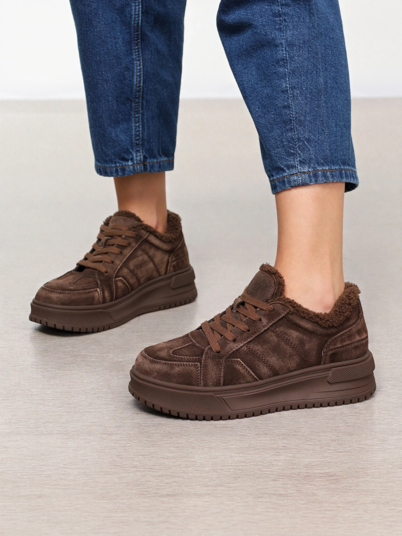 Кроссовки утепленные коричневого цвета на средней платформе